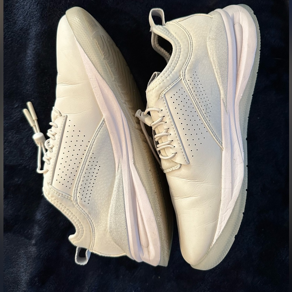Clove Nurse Shoes in Classic White - Size 8.5